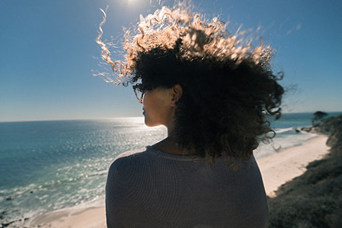 Comment protéger ses cheveux du soleil efficacement ? | Soins Naturels Cheveux Crépus à l'Huile de Noix de Coco et Beurre de Karité