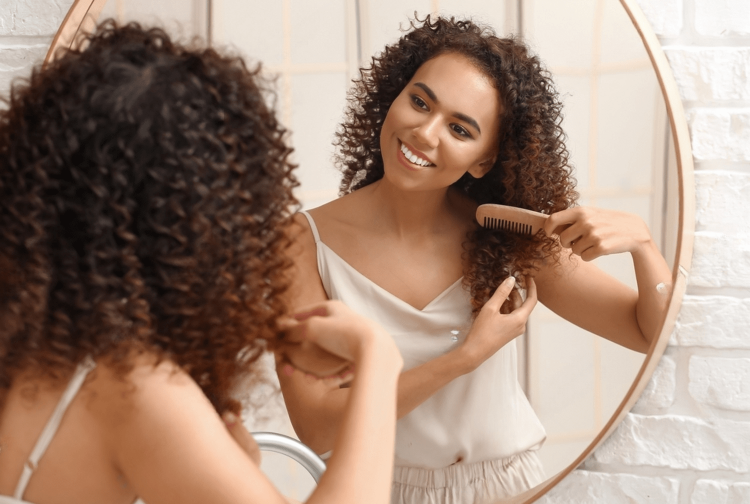 Comment utiliser votre peigne à dents larges pour les cheveux bouclés  Définition